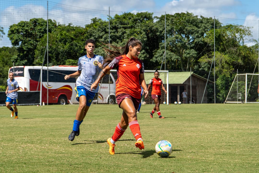 Gurias Coloradas realizam jogo-treino enquanto aguardam o início do Brasileiro